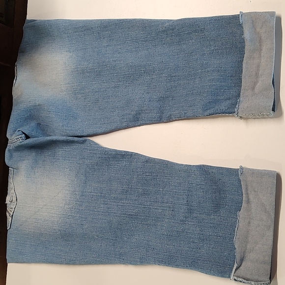 Women's capri jeans by 'Amethyst Jeans'. Size 11 - Picture 5 of 8